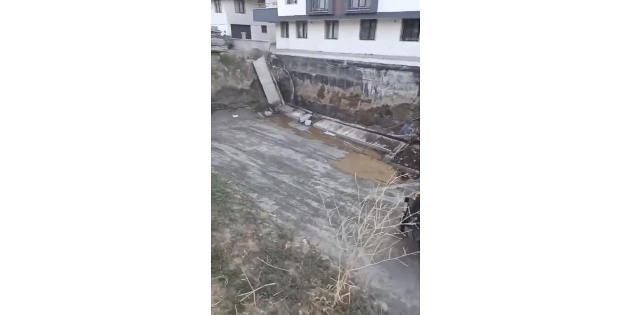Tatvan’da istinat duvarı çöktü