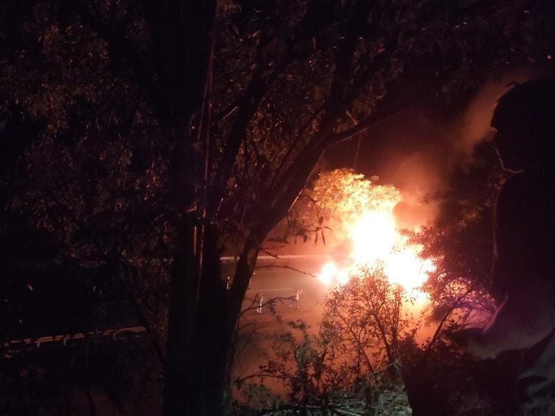 TIR'ın dorsesi alev alev yandı, patlama sesleri korkuttu