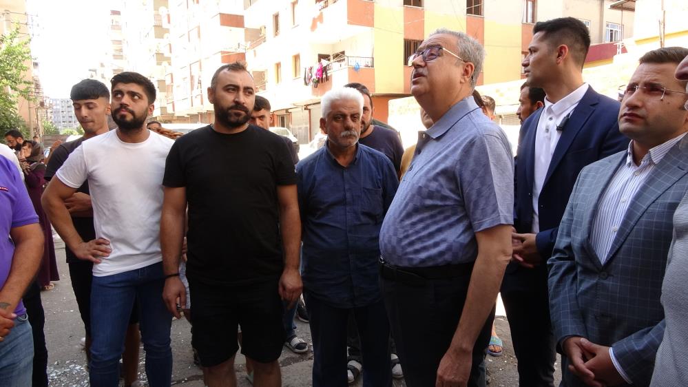 Diyarbakır Valisi Su, patlama yerinde incelemelerde bulundu
