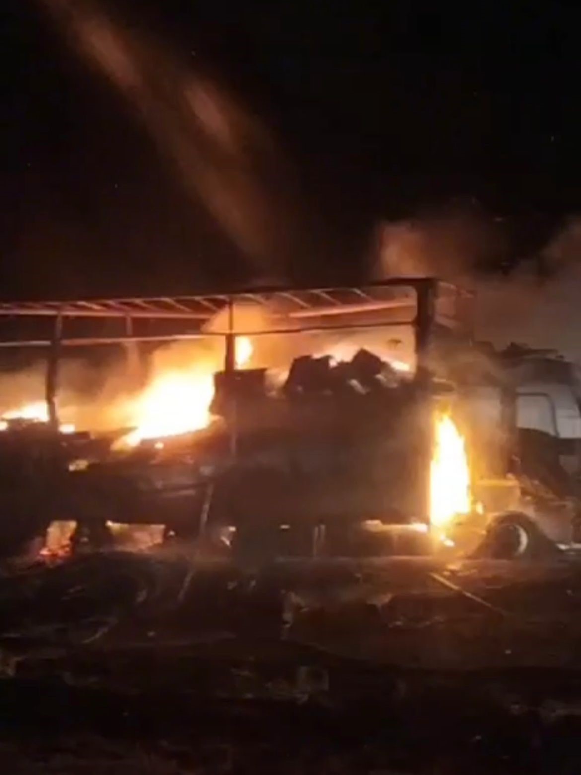 Seyir halindeki tır yandı