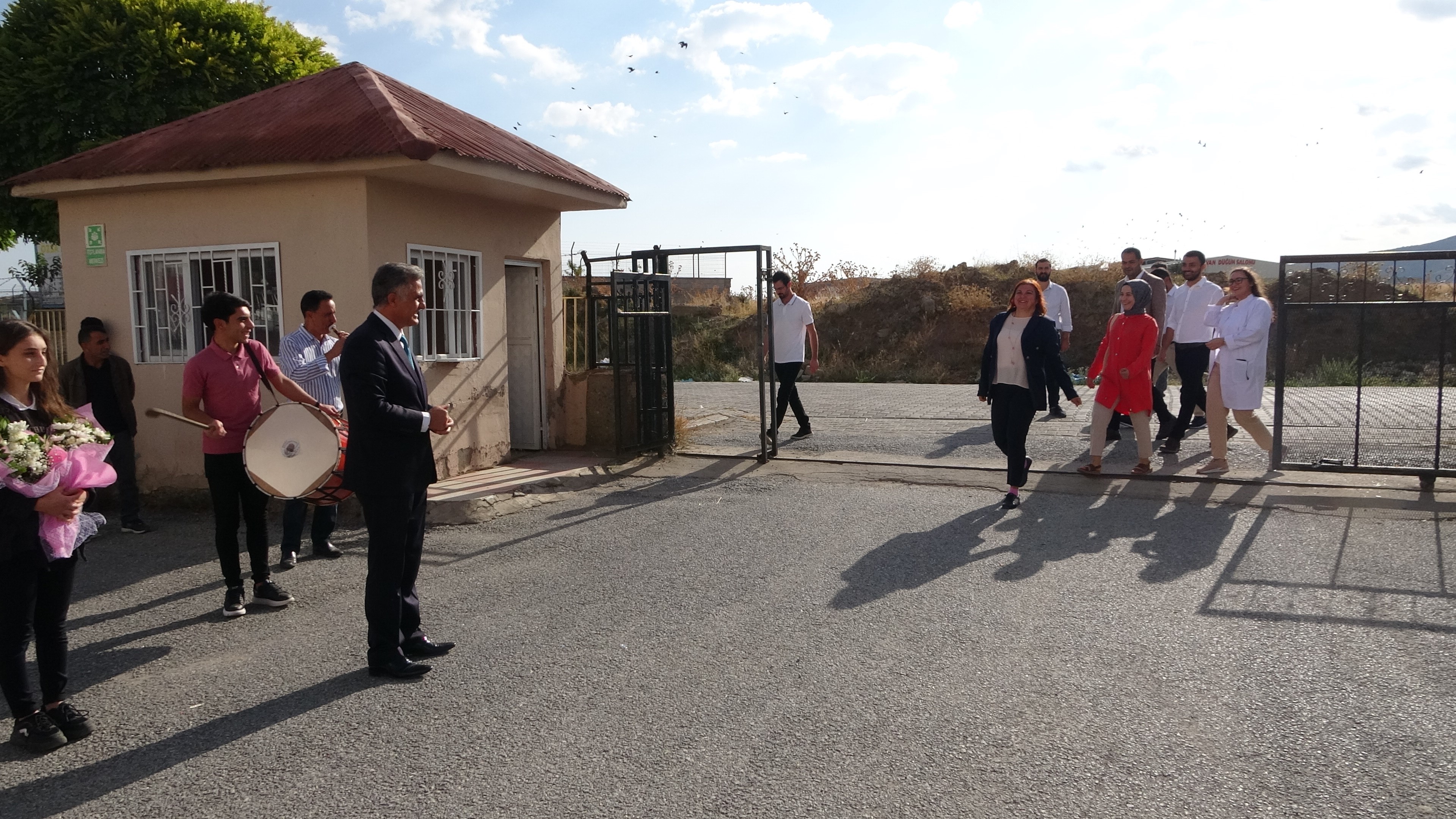 Yeni atanan öğretmenlere davul zurnalı karşılama