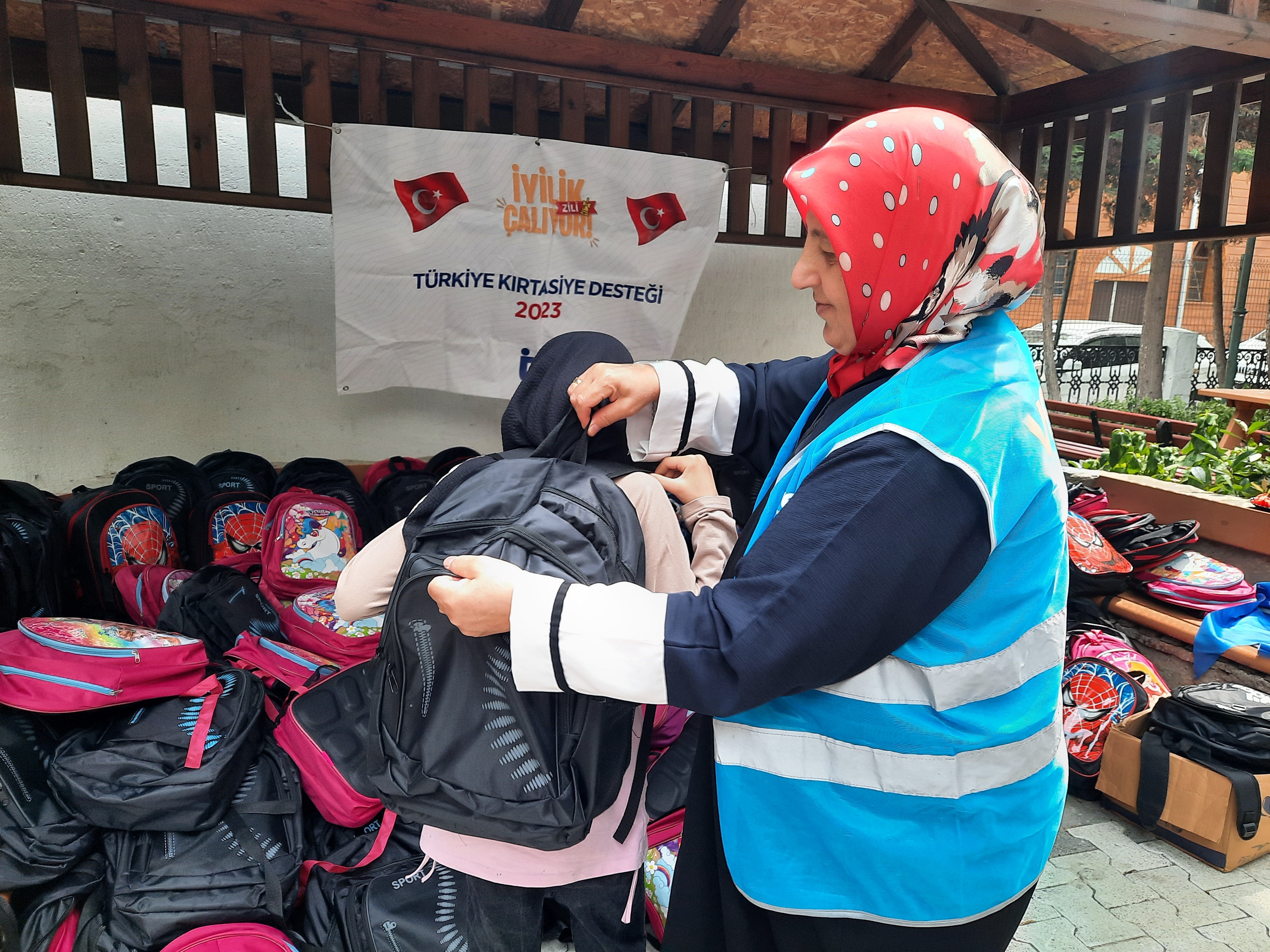 Depremzedeye 21 milyonluk kırtasiye desteği