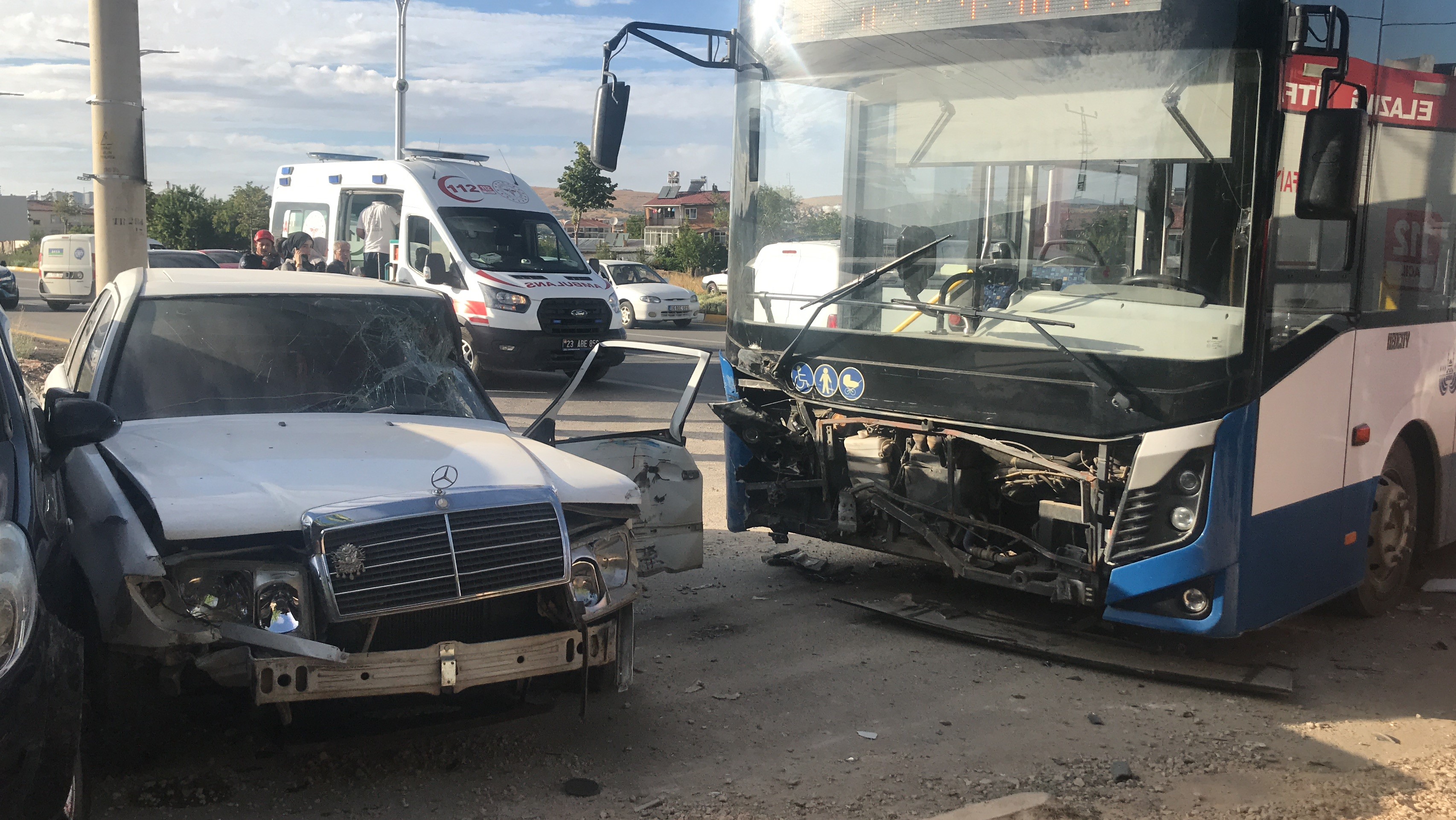 Otobüs 2 otomobile çarptı: 5 yaralı