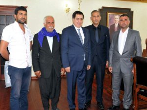 Urfalı Şivan Perver’in kardeşleri, vali Küçük’ü ziyaret etti