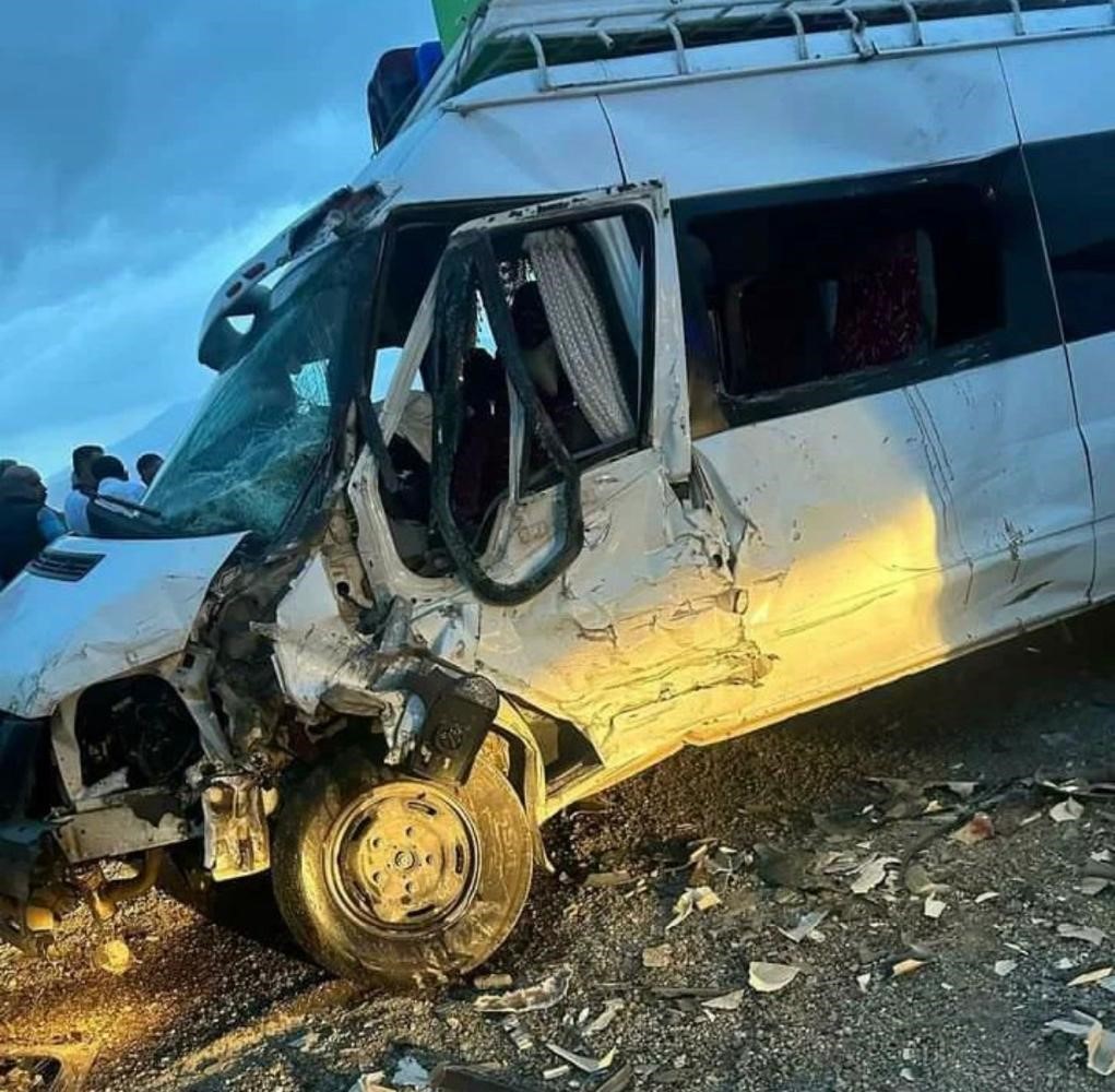 Minibüs ile kamyon çarpıştı: 1 ölü, 7 yaralı
