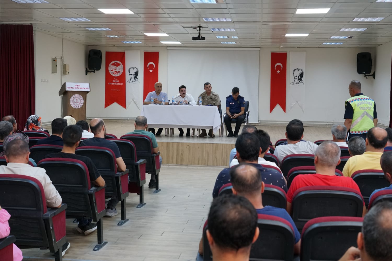 Beşiri'de "okul ve trafik güvenliği" konuşuldu