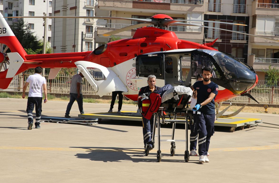 Diyarbakır'da ambulans helikopter felçli kadın için havalandı