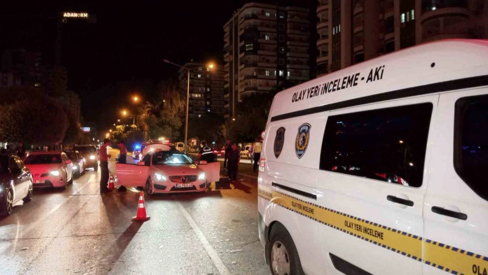 Otomobil çalıp polise ateş ettiler