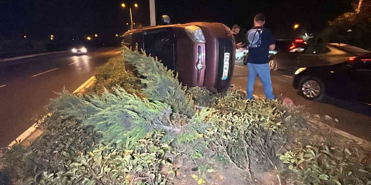 Hafif ticari araç refüjde devrildi