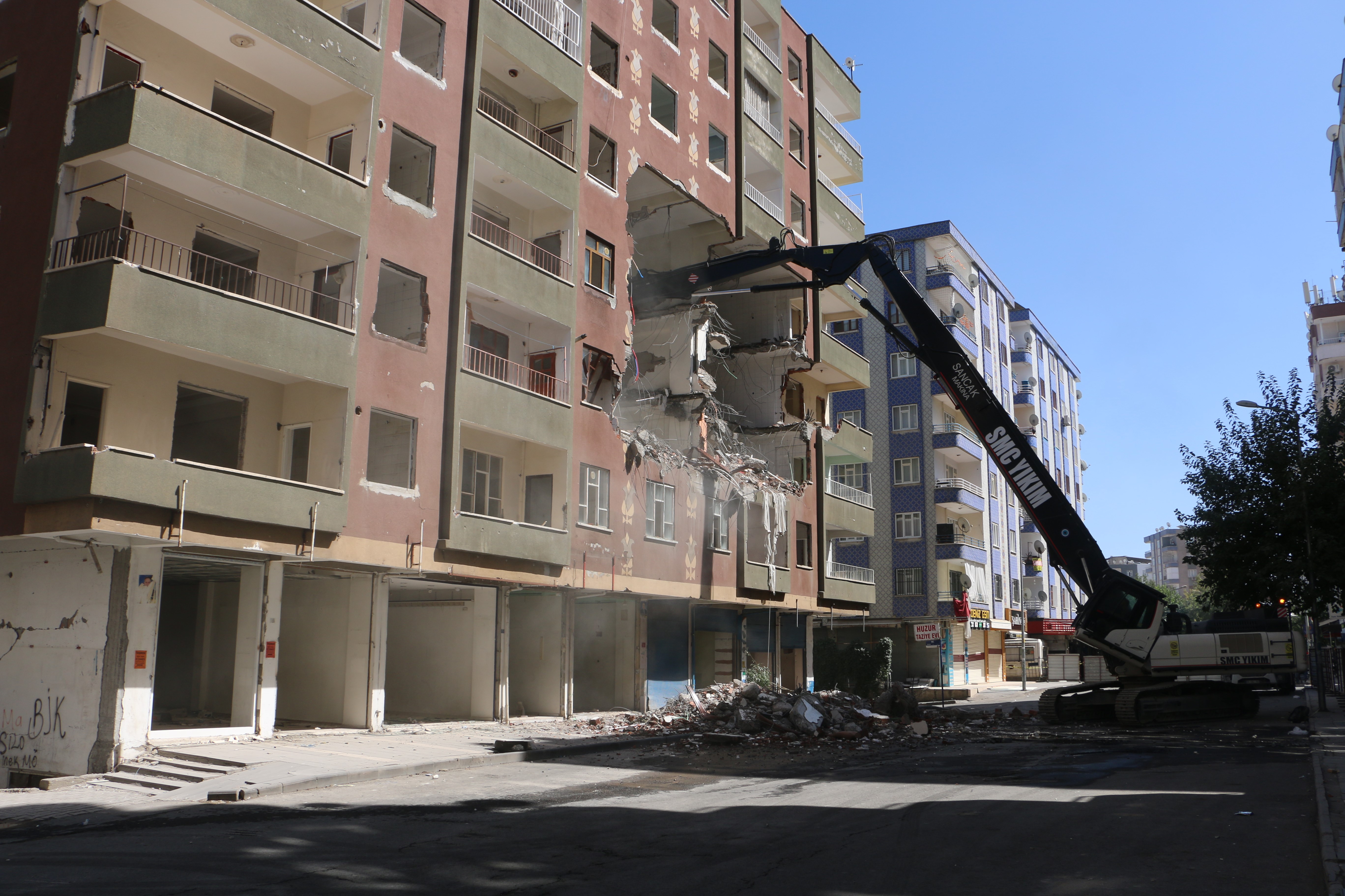 VİDEO - Diyarbakır'da 150-200 ağır hasarlı bina yıkıldı