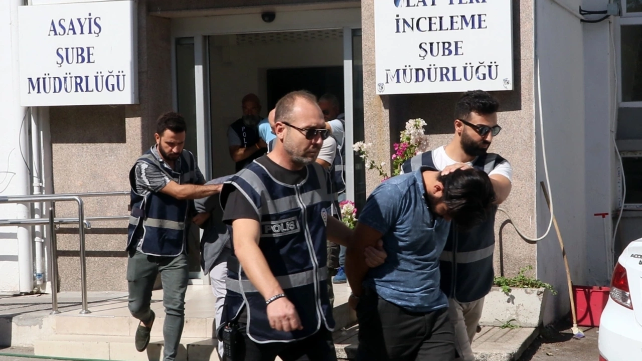 Enkazdan çıkarılan otomobillerin plakasını değiştiren 5 şüpheli yakalandı