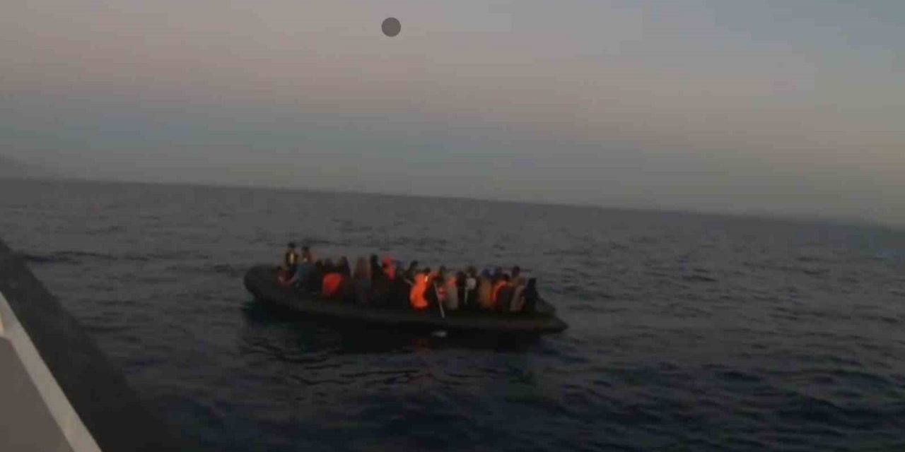 Kuşadası açıklarında 53 düzensiz göçmen kurtarıldı