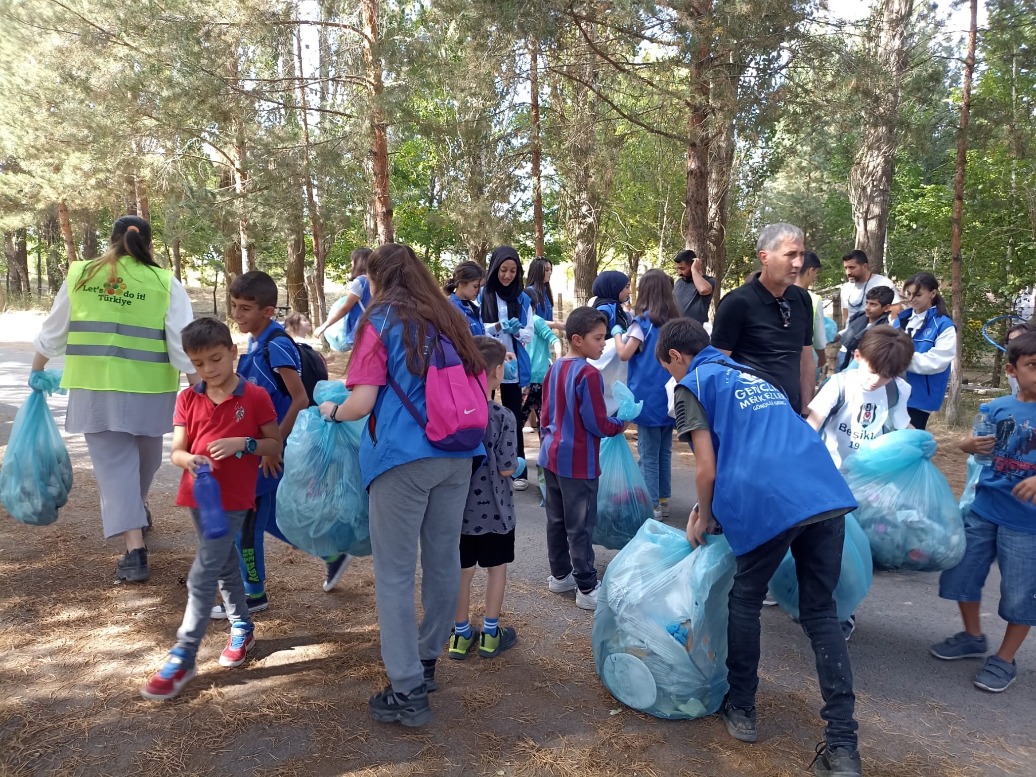 Gençlik Merkezi gönüllüleri çevre temizliği yaptı