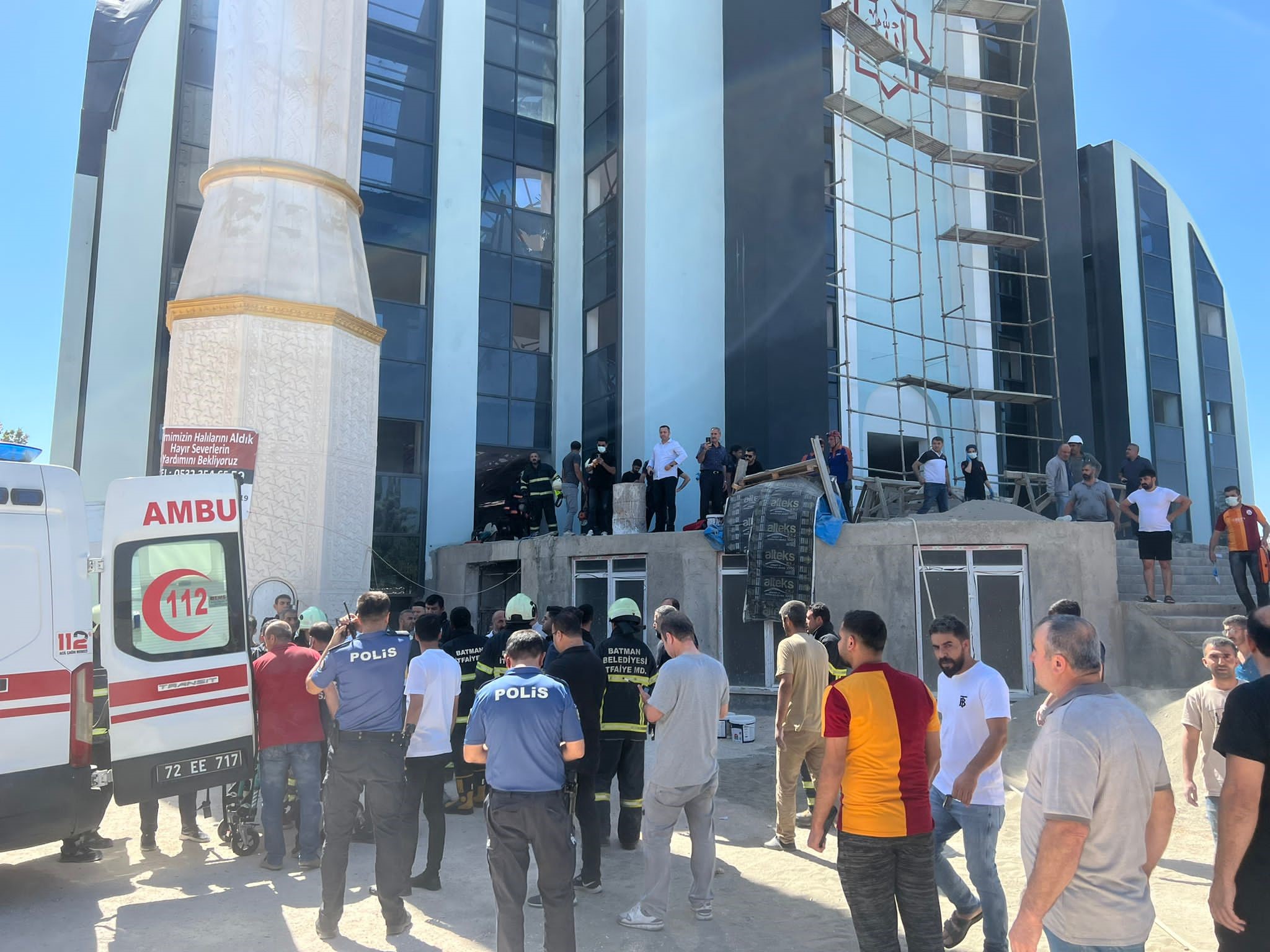 Cami iskelesi çöktü: 1’i ağır 3 yaralı