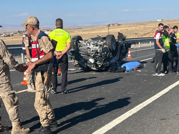 Diyarbakır’da otomobil takla attı: 3 ölü