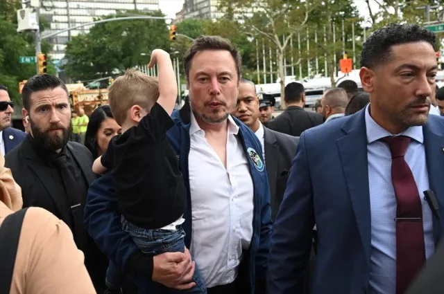 Musk, Kucağında oğlu ile Erdoğan'ın kaldığı yere geldi