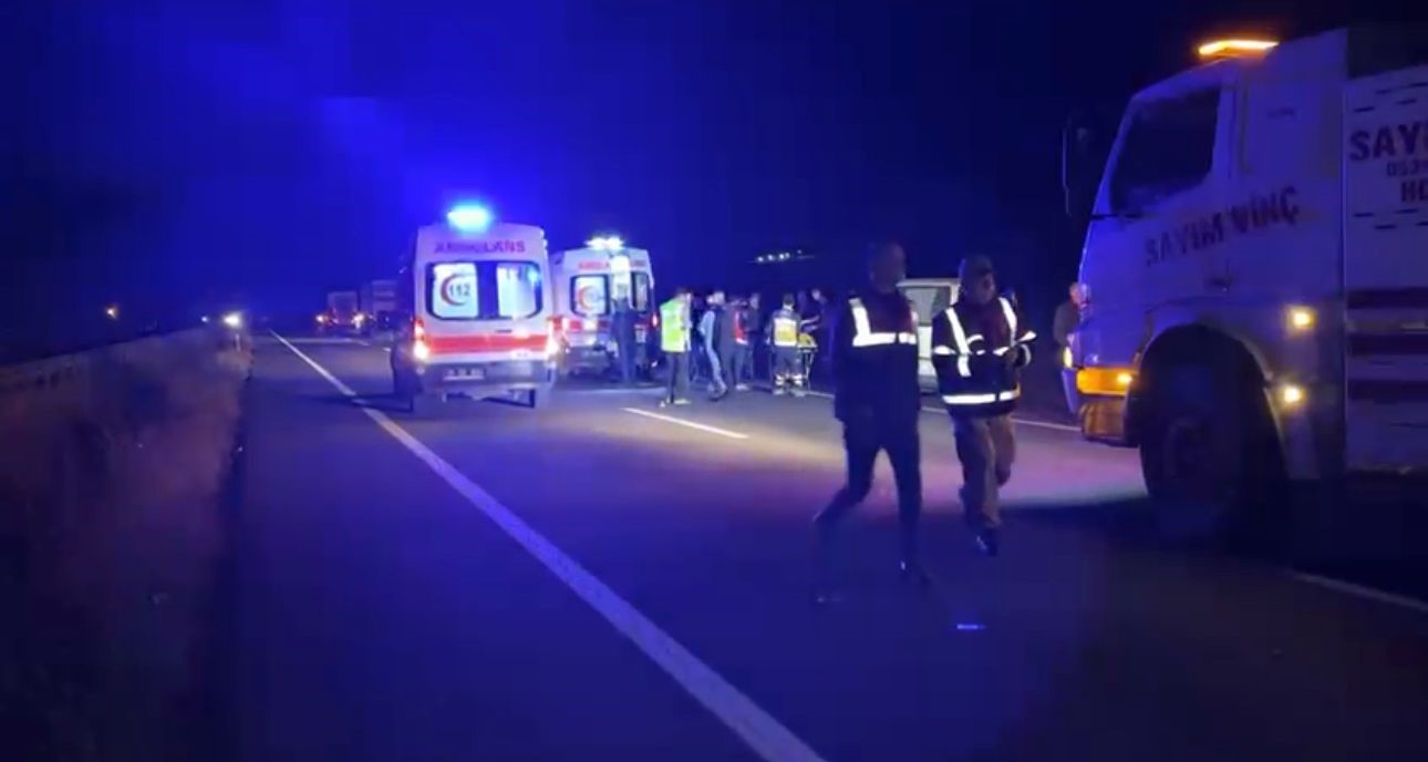 Yolcu otobüsü traktör römorkuna çarptı: 2 ölü, 14 yaralı