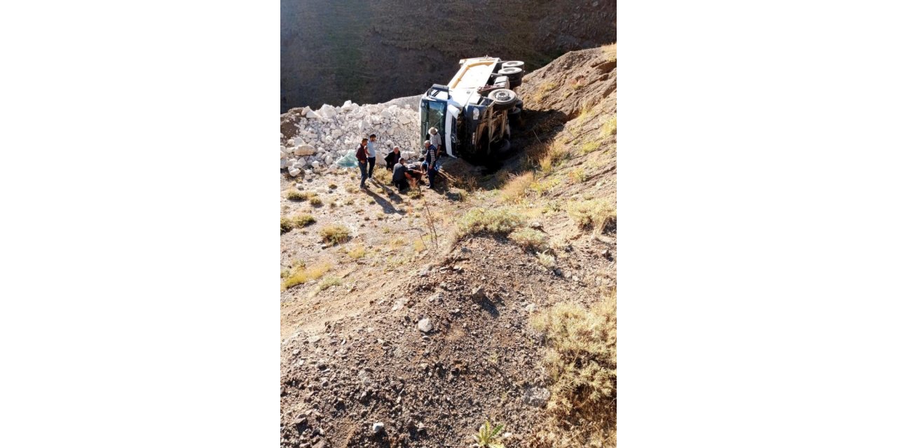 Taş yüklü kamyon şarampole devrildi