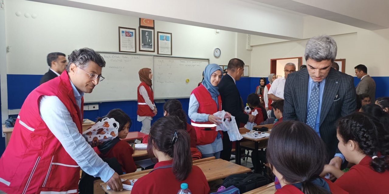 Kızılay'dan depremzede öğrencilere destek