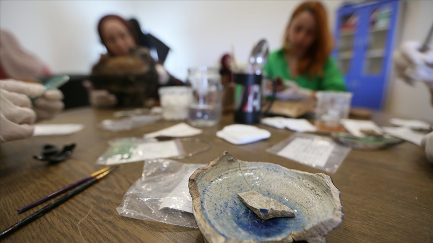 Ani'deki tarihi eserler kadın eliyle restore ediliyor