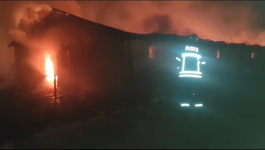 Elazığ'da ahır yangını büyümeden söndürüldü