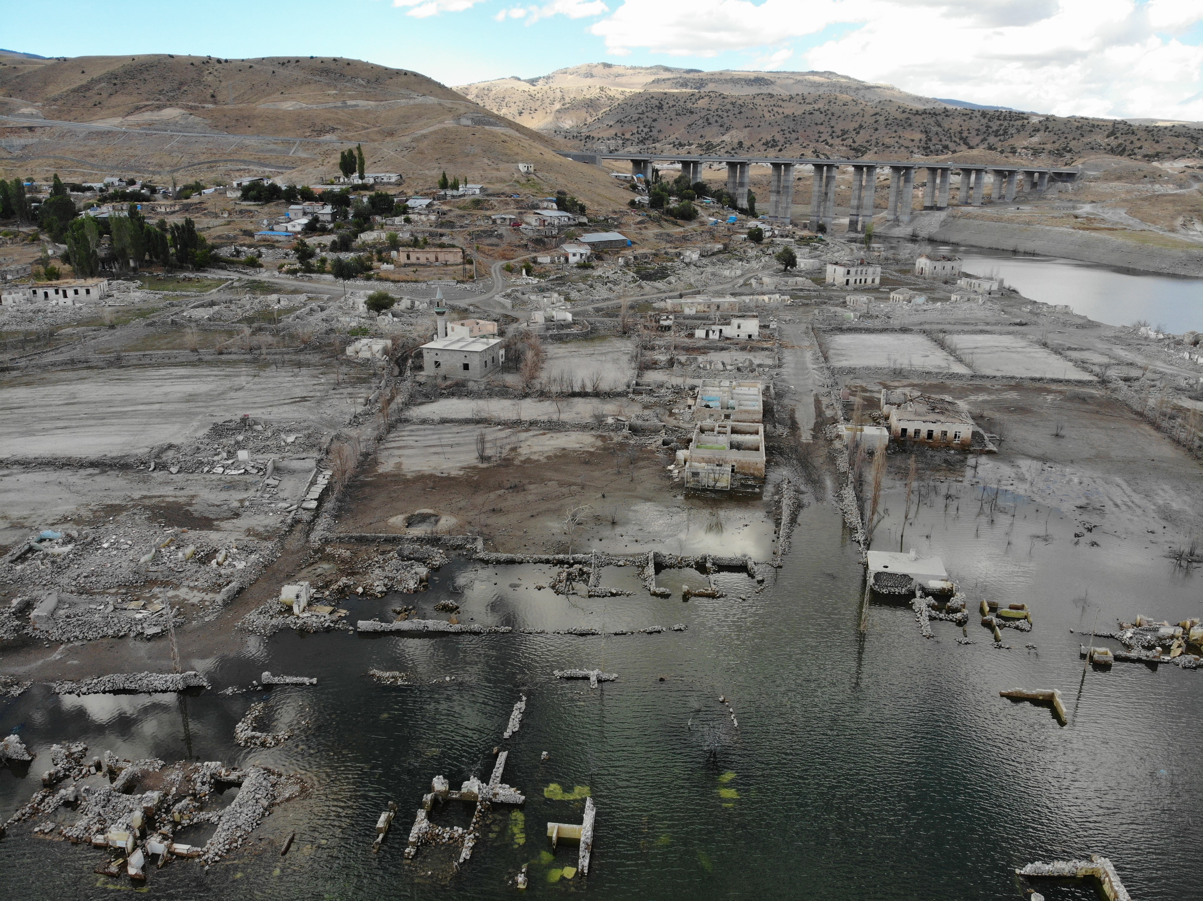 Su çekildi, köy ortaya çıktı