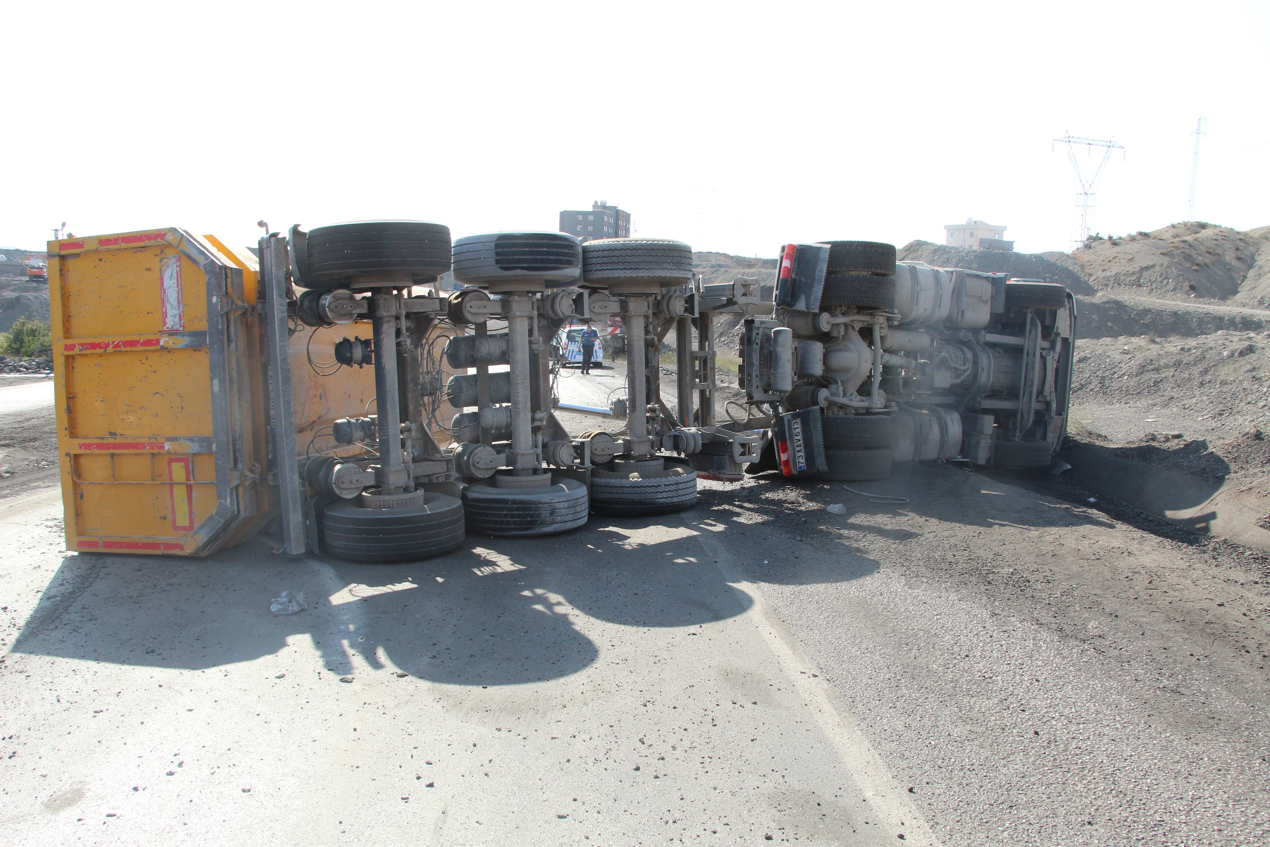 Kamyon devrildi: 3 yaralı