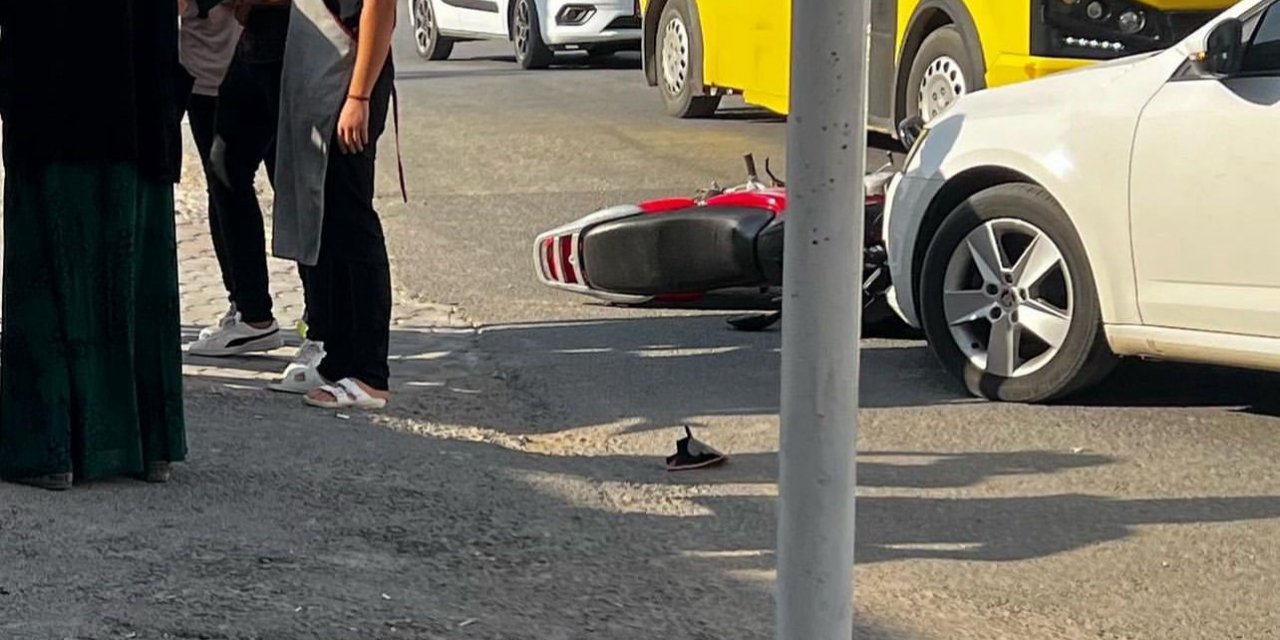 Otomobil ile motosiklet çarpıştı