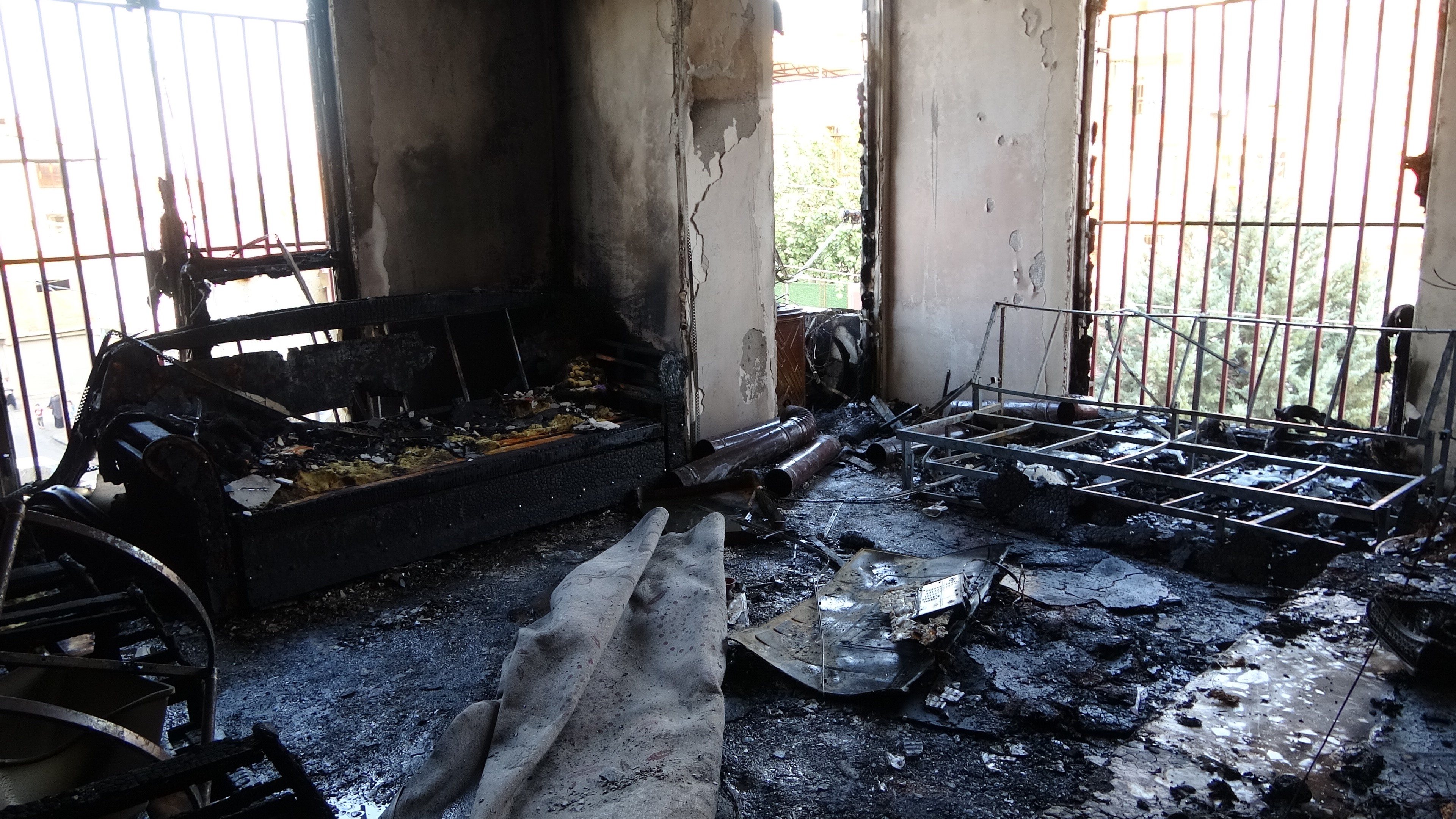 Diyarbakır’da yanan ev kullanılamaz hale geldi