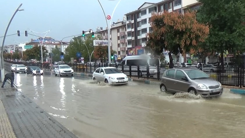Tunceli’de sağanak sonrası yollar göle döndü