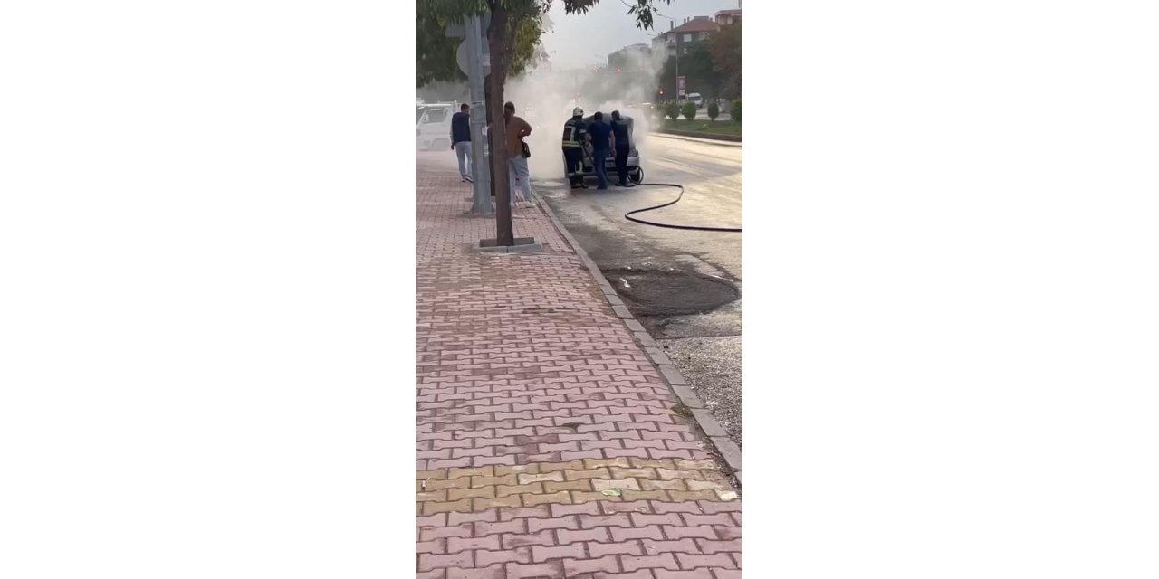 Seyir halindeki otomobil yandı