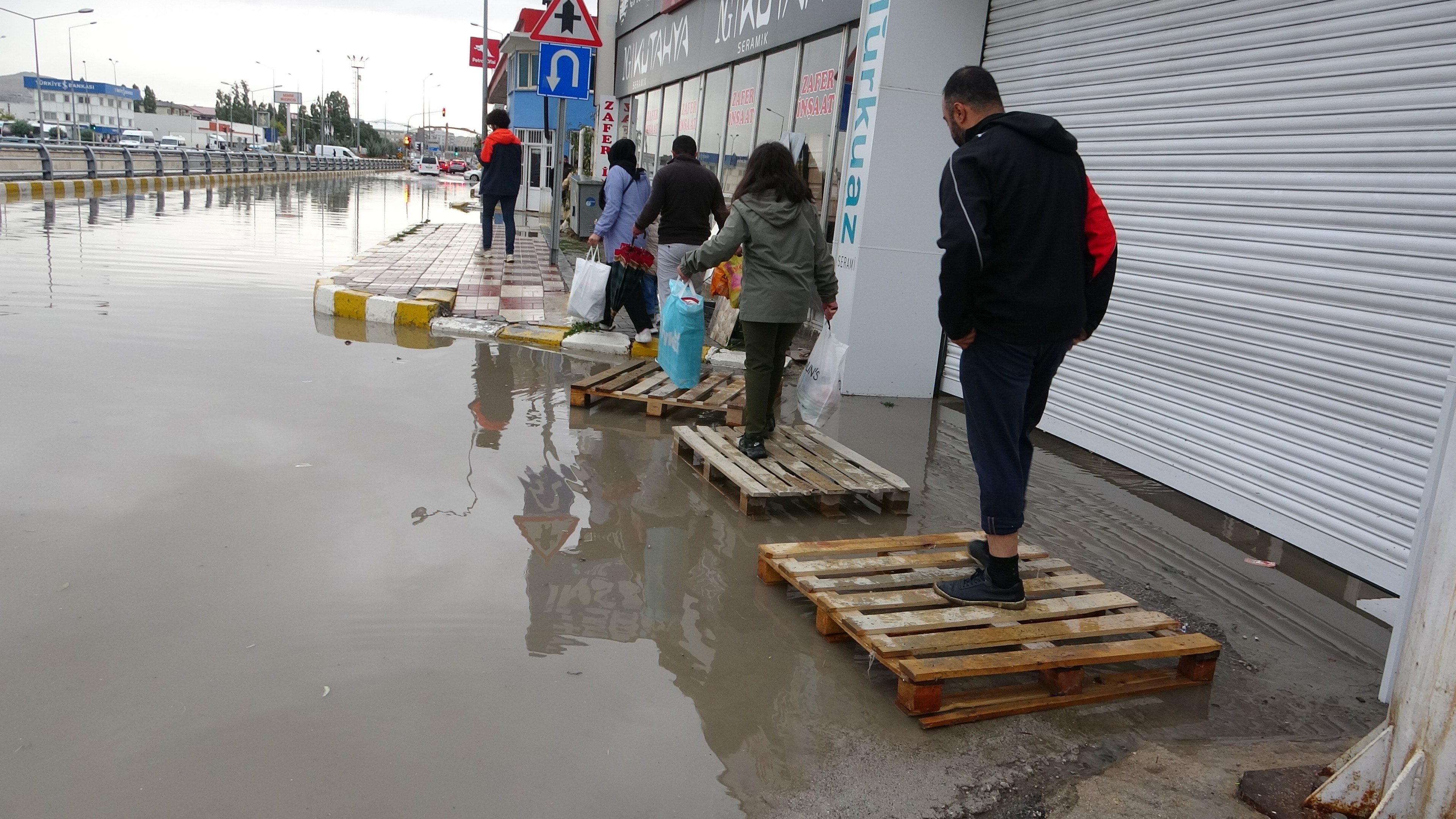 Van’da yağış etkili oldu, ev ve iş yerlerini su bastı