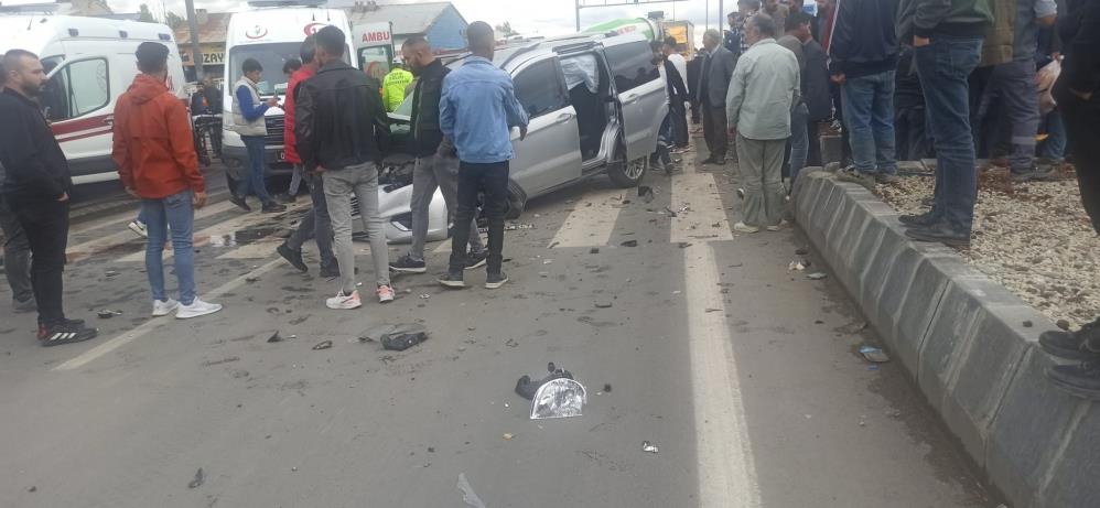 İki araç çarpıştı, 6 yaralı