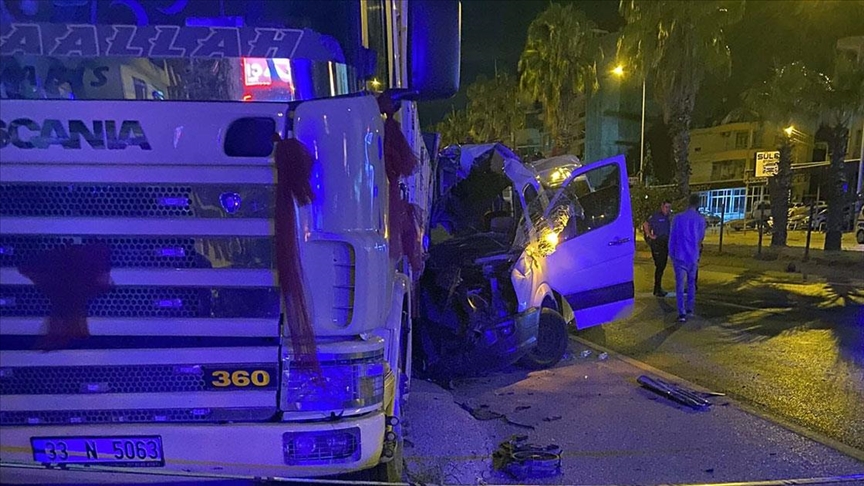 Tur minibüsü kamyona çarptı, bir turist öldü