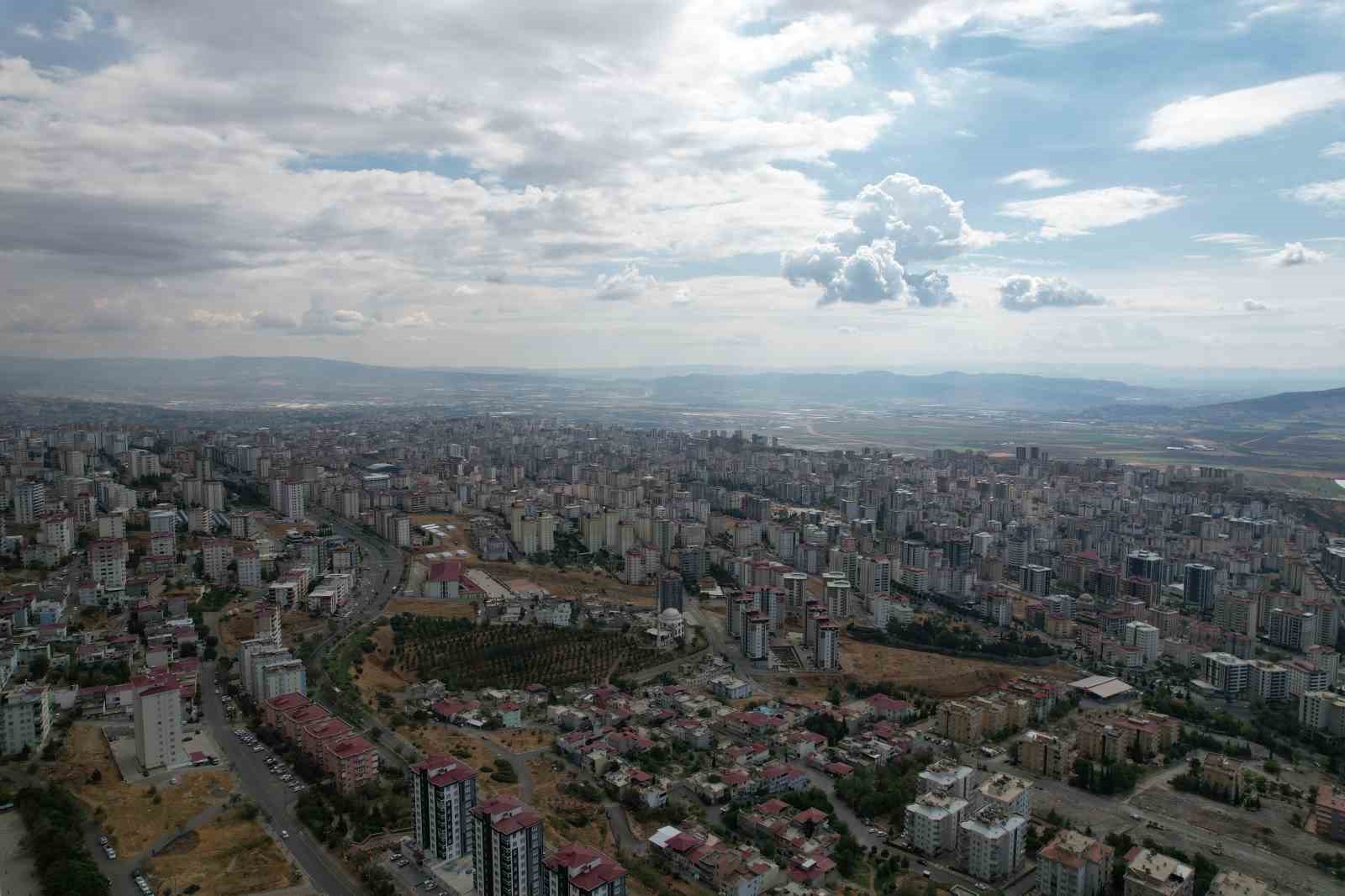 Maraş’ta ağır hasarlı binaların yıkımı devam ediyor