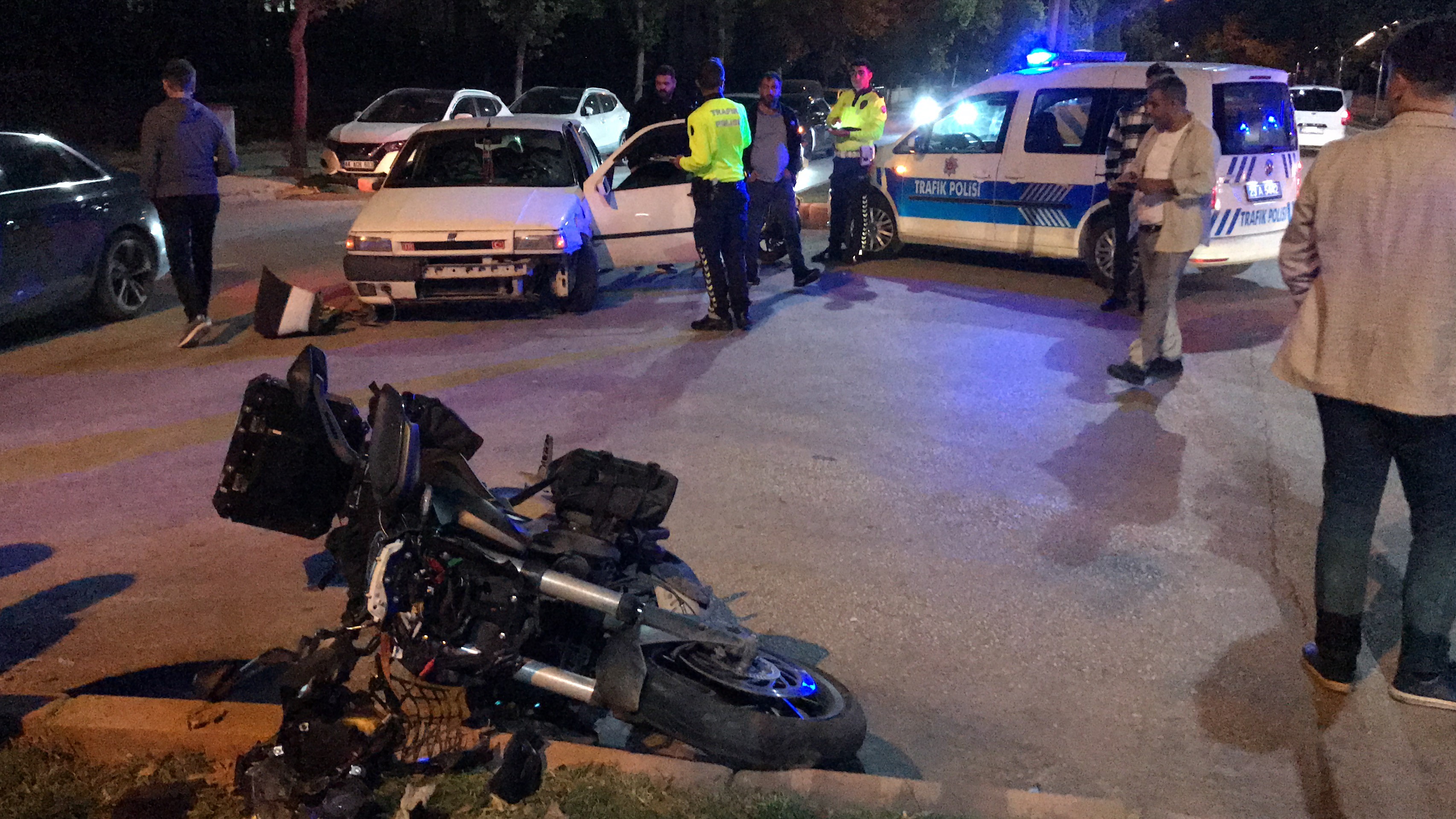 Motosiklet ile otomobil çarpıştı: 2 yaralı