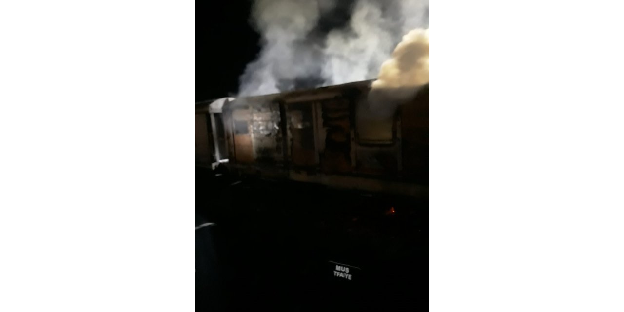 Seyir halindeki tırın vagonunda yangın çıktı