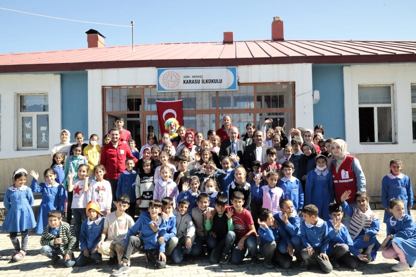 Kızılay, çocuklara sürpriz hediyeler dağıttı