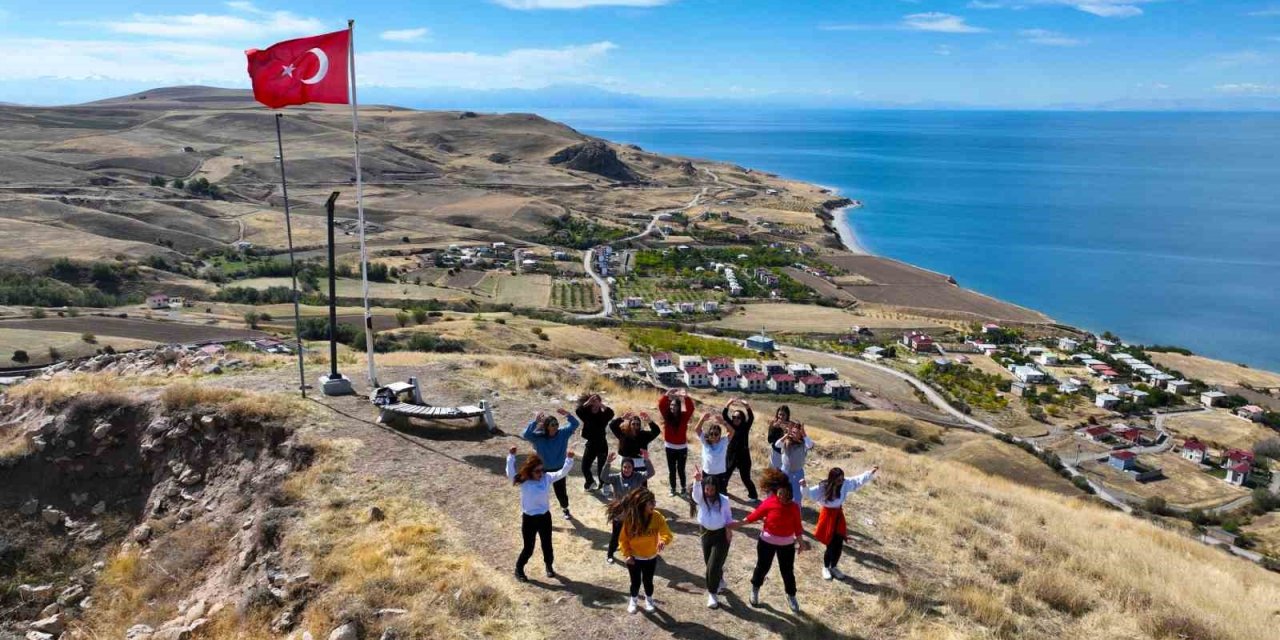 Görkemli kalede spor yaptılar, meme kanserine dikkat çektiler