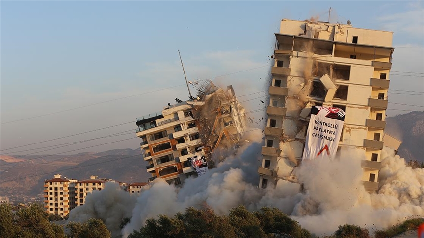 Hatay'da 10 binadan oluşan site patlayıcı yardımıyla yıkıldı