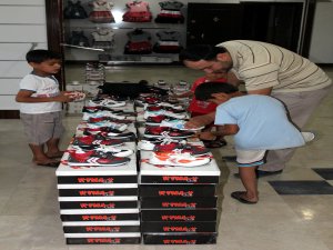 Yetimler onlarla "bayram" ediyor