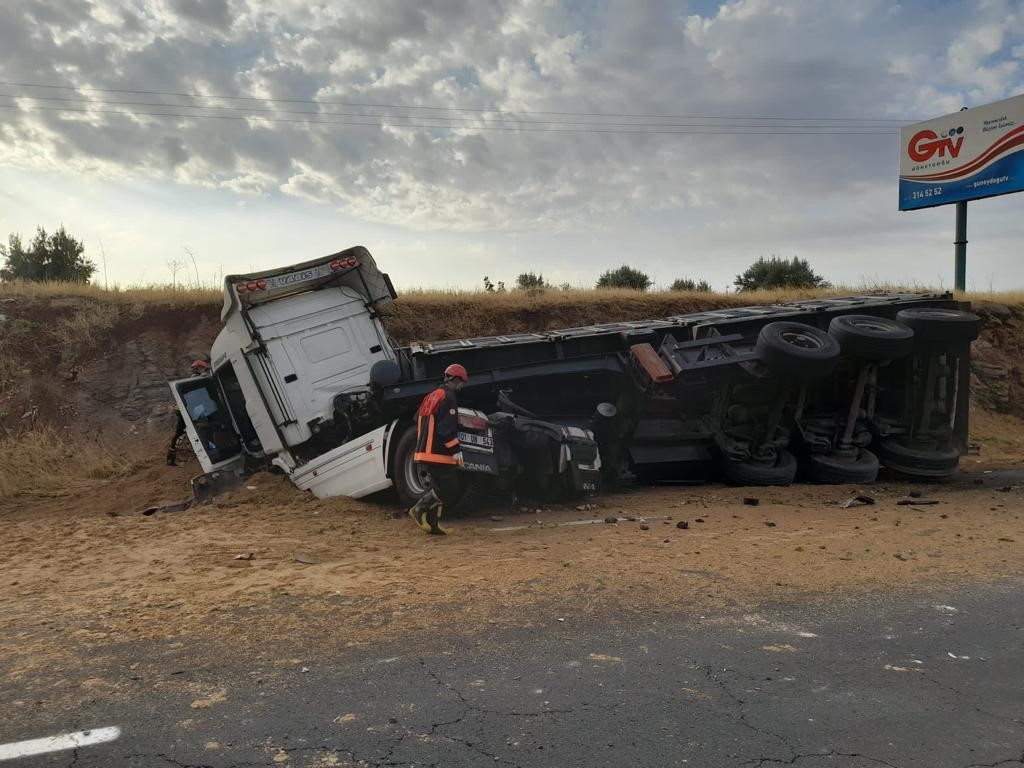 Kontrolden çıkan TIR toprağa saplandı