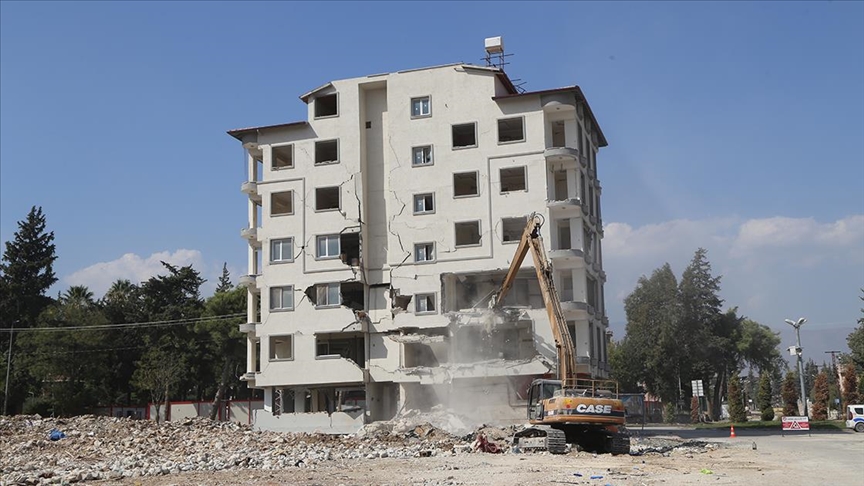 Hatay'da ağır hasarlı binaların kontrollü yıkımı sürüyor