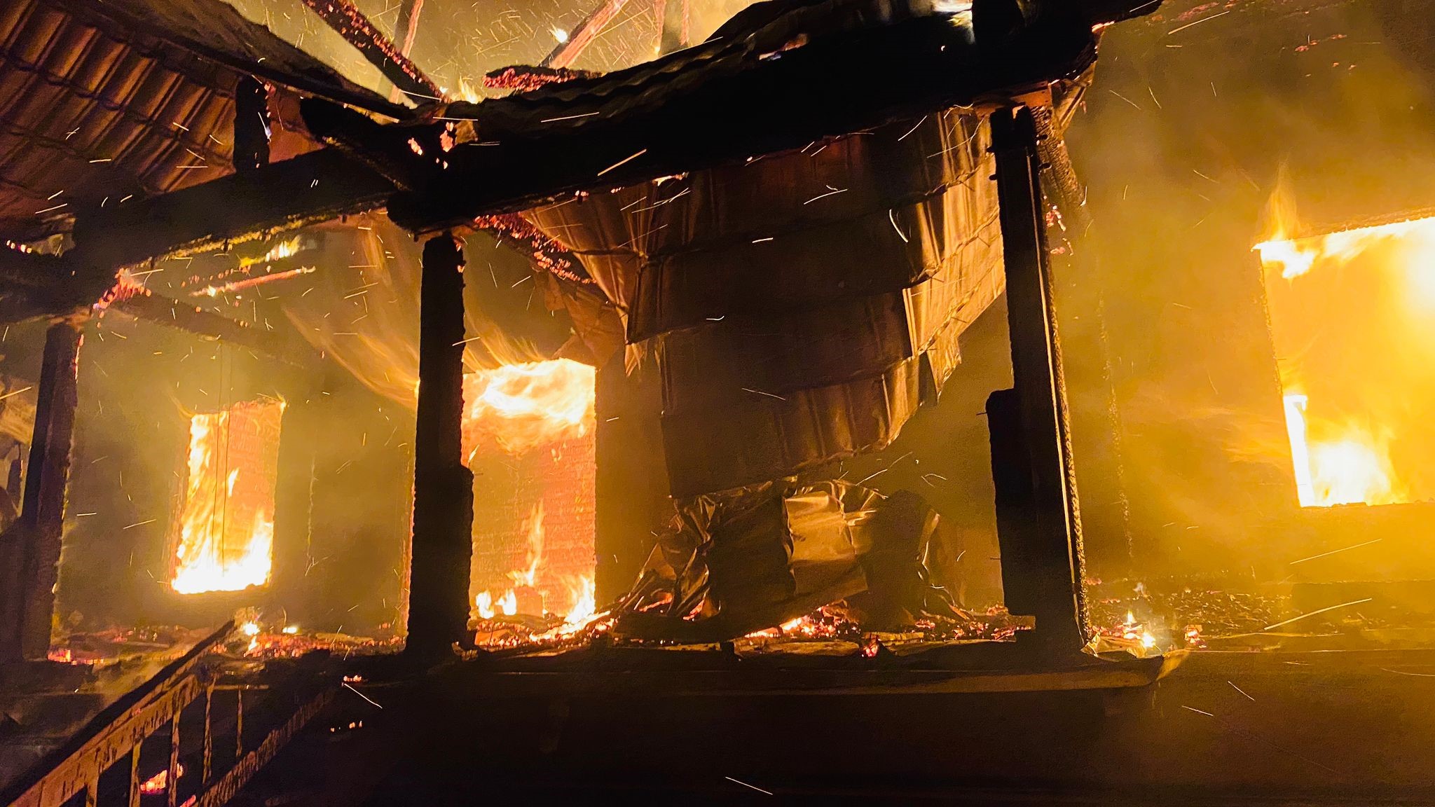 Kütük ev alev alev yanıyor