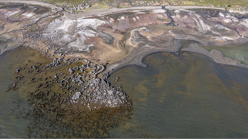 Van Gölü'nün çekilmesiyle tarihi kalıntılar ortaya çıktı