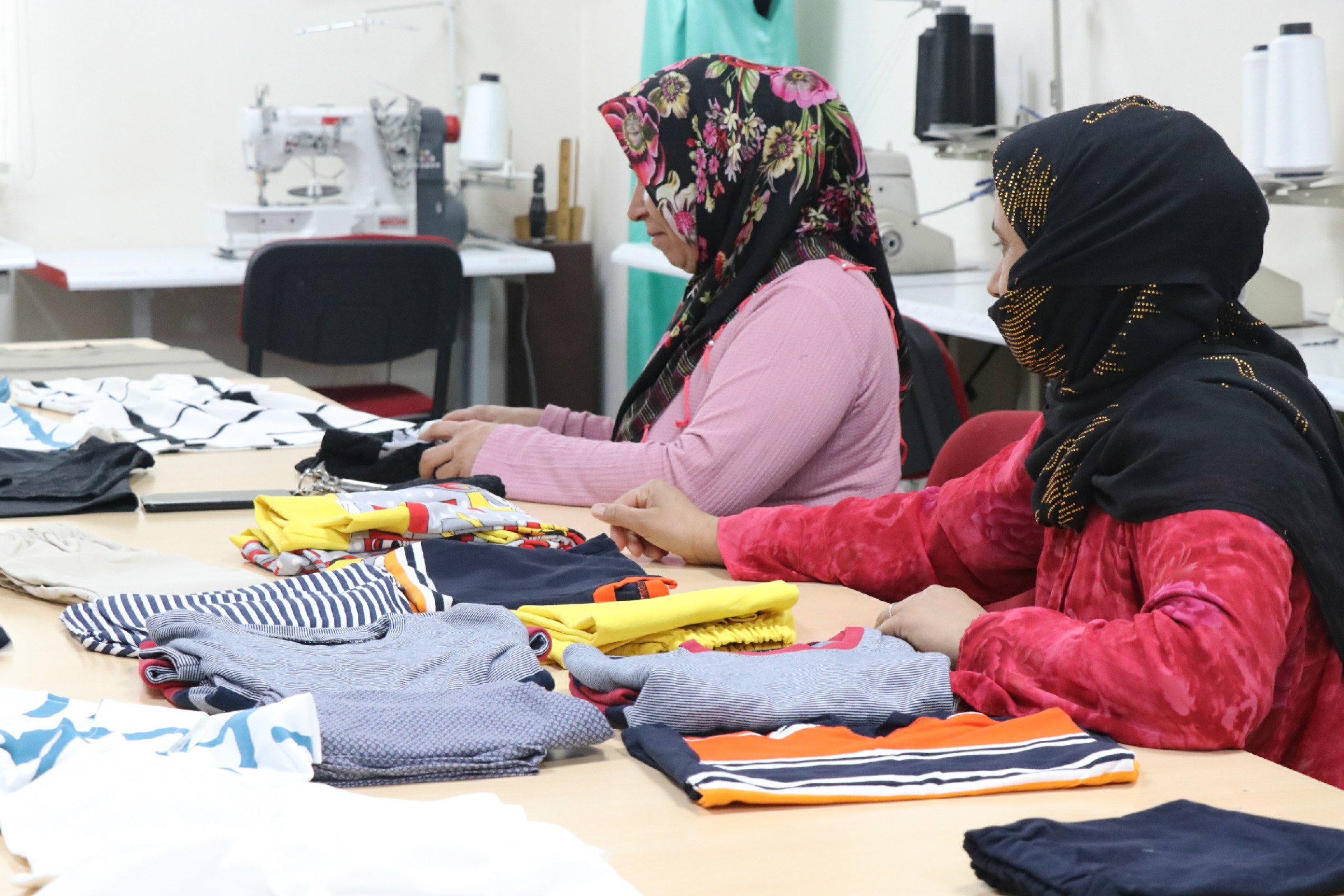 İhtiyaç sahibi aileler için kıyafet dikiyorlar