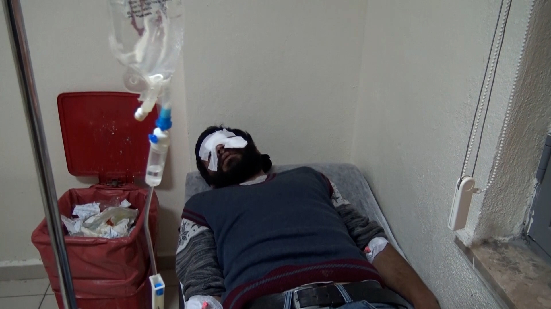 Köye inen boz ayı 3 kişiyi yaraladı