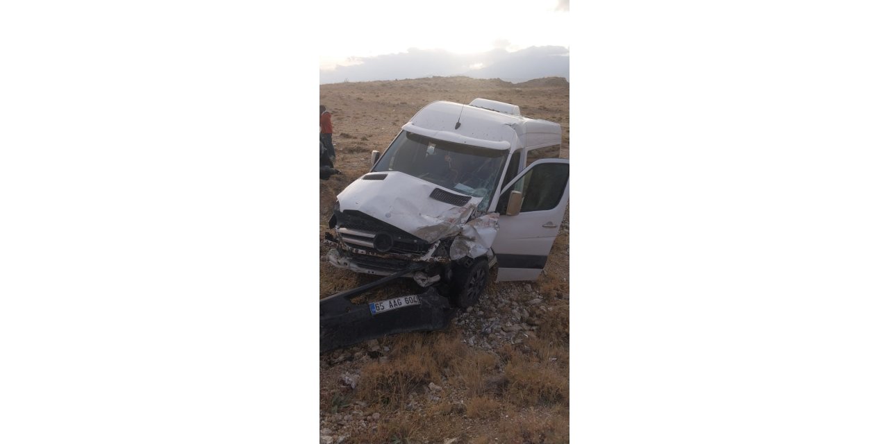 Minibüs tır’a çarptı: 6 yaralı