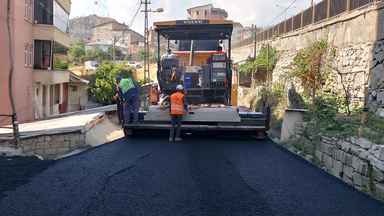 Hakkâri’de kış öncesi asfalt serimi