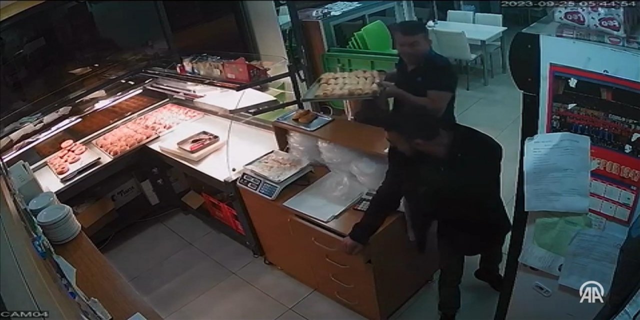 VİDEO - Dükkanına giren hırsızı börek tepsisiyle kovaladı
